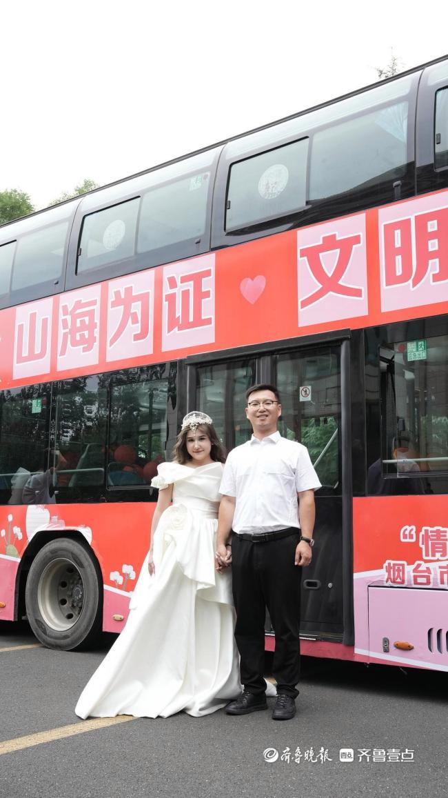24对新人齐坐“公交婚车” 文明婚俗新风尚