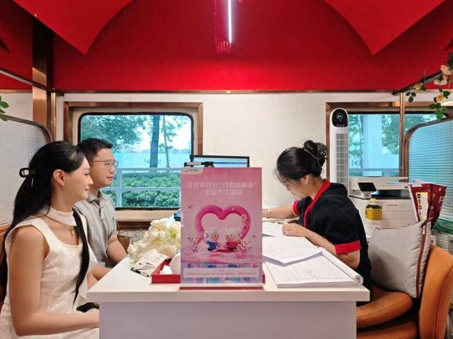 七夕领证现场的“显眼包”七夕领证现场甜度爆表