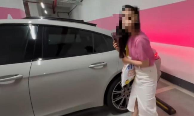 保时捷女车主一车占两位反教育旁车车主 素质何在？