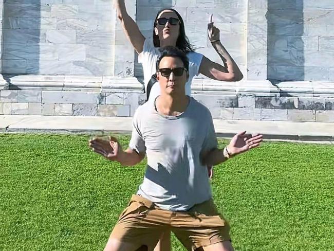 吴彦祖夫妇抽象过七夕 跳舞秀恩爱 甜蜜互动引热议