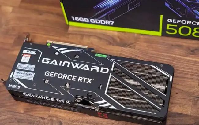 “楼里没这人，不对劲！” 快递员拦下价值30万29张显卡