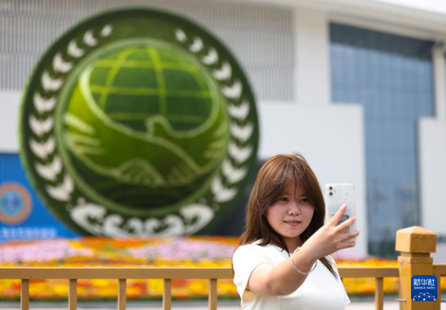 上合峰会外国记者体验天津煎饼果子 津门风情迎客来