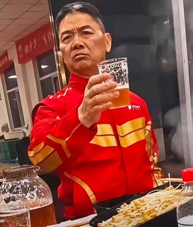 刘强东夜市用塑料碗和乡亲们喝酒 真性情获赞