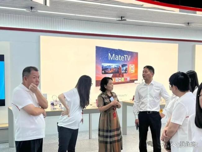 刘强东回老家宿迁逛夜市吃路边摊 京东折扣超市开业庆典出席