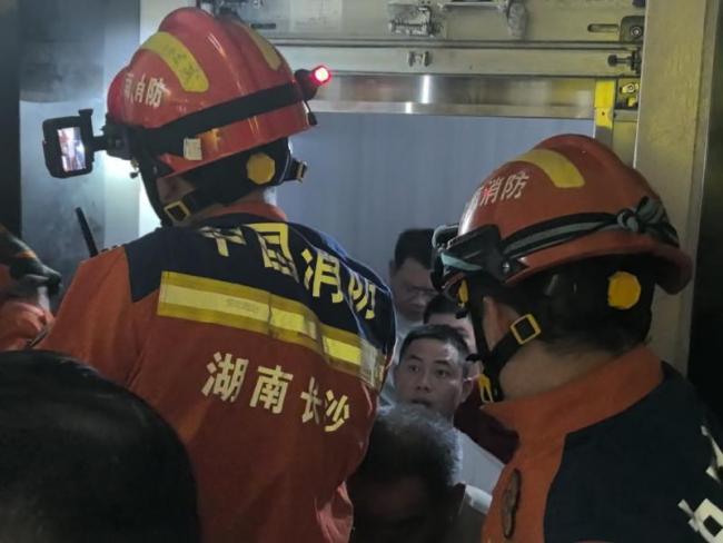 电梯故障12人被困 消防快速救援