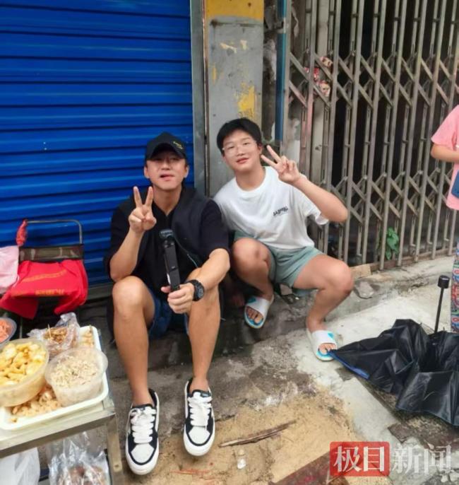 <strong>邓超</strong>看望卖凉菜的南昌“一毛钱奶奶” 温情互动暖人心