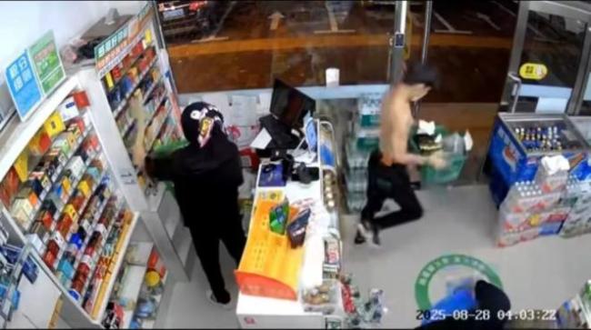 4名蒙面青年洗劫无人超市