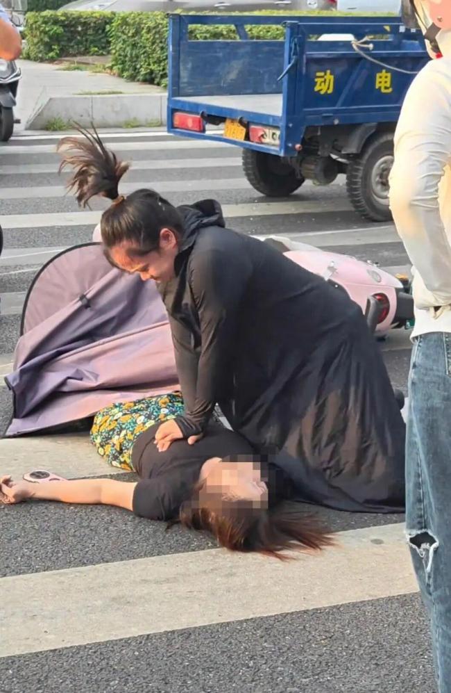 湖南跪地救人女子辟谣自己是孕妇 专业本能与善意无需标签