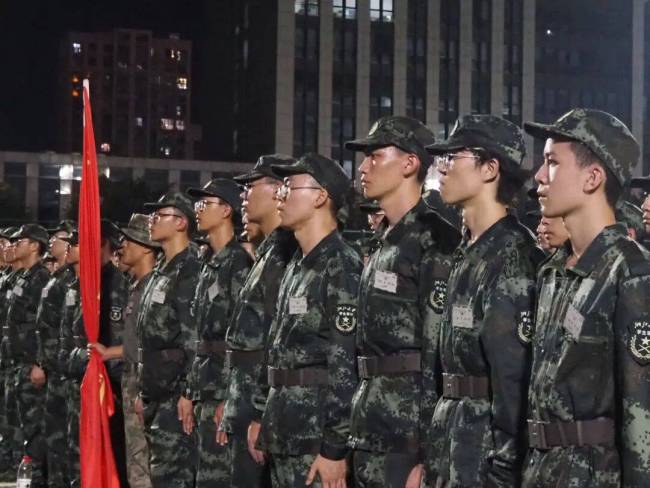 浙江大学举行学生军训誓师大会 军旗猎猎迎新征