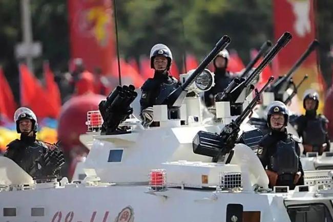 越南军人悄悄用手机记录中国仪仗兵 引发越南网友热议