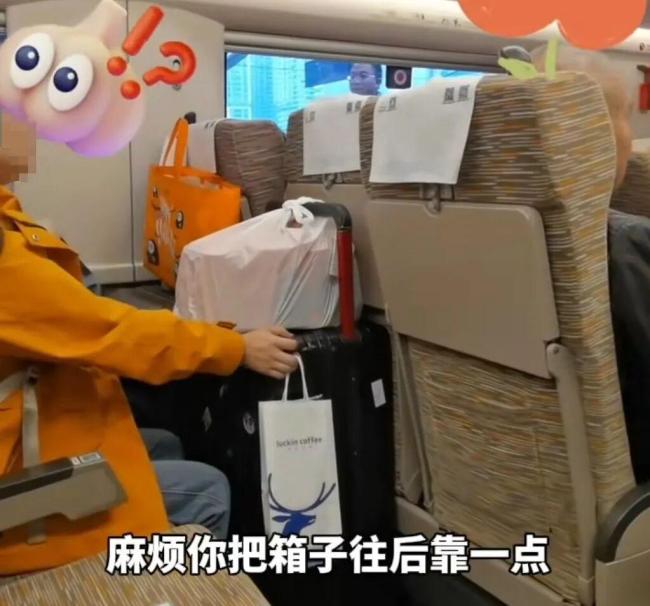 高铁上一女子狂推前排椅背前排乘客淡定不语 座位调节引发争执