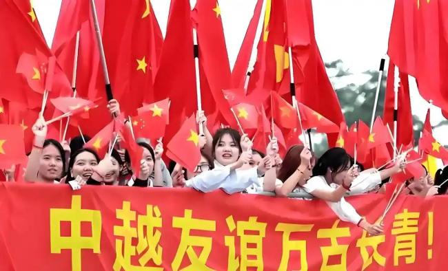 越南军人悄悄用手机记录中国仪仗兵