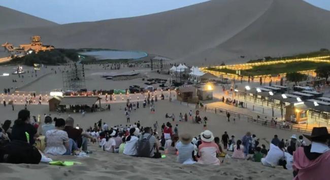 夫妻自驾3700公里送儿子去新疆上学 沿途游玩直播记录旅程