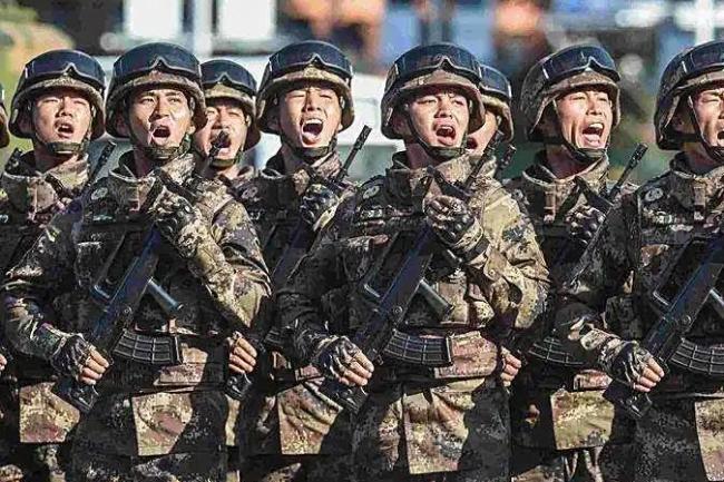 越南军人悄悄用手机记录中国仪仗兵 引发越南网友热议