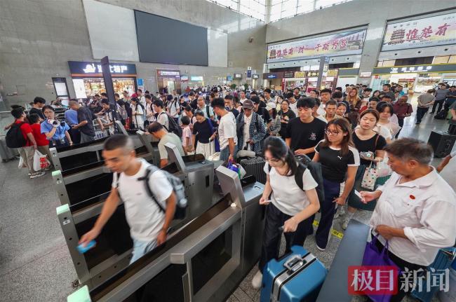 2025年铁路暑运圆满收官 旅客发送量创新高