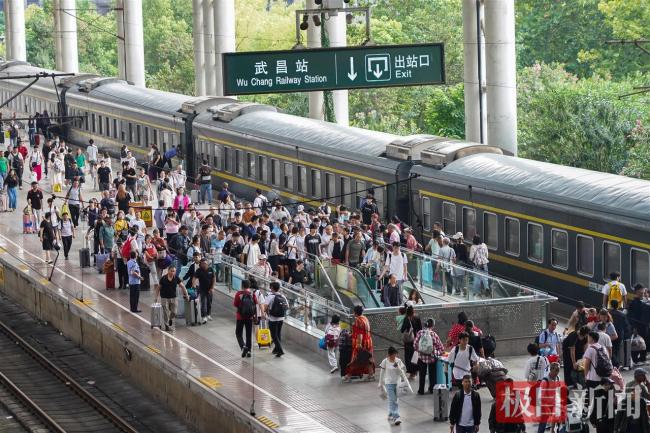 2025年铁路暑运圆满收官 旅客发送量创新高