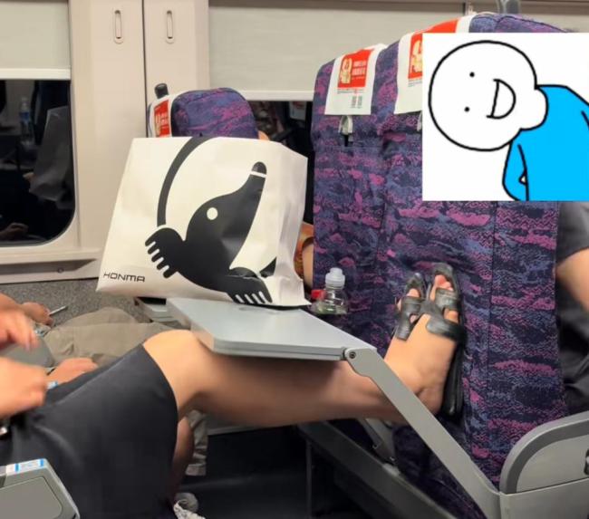 高铁上一女子狂推前排椅背前排乘客淡定不语 座位调节引发争执