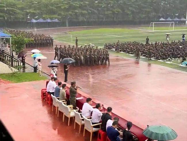 军训突降暴雨学生雨中坚持会操 展现青春毅力