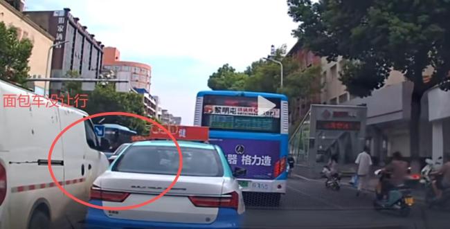 出租车和面包车疑似“斗气” 别车翻车酿事故