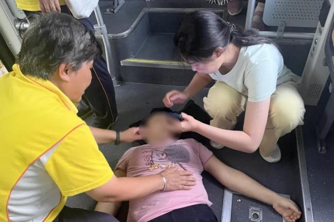 女乘客晕倒 3名文明引导员齐力相助