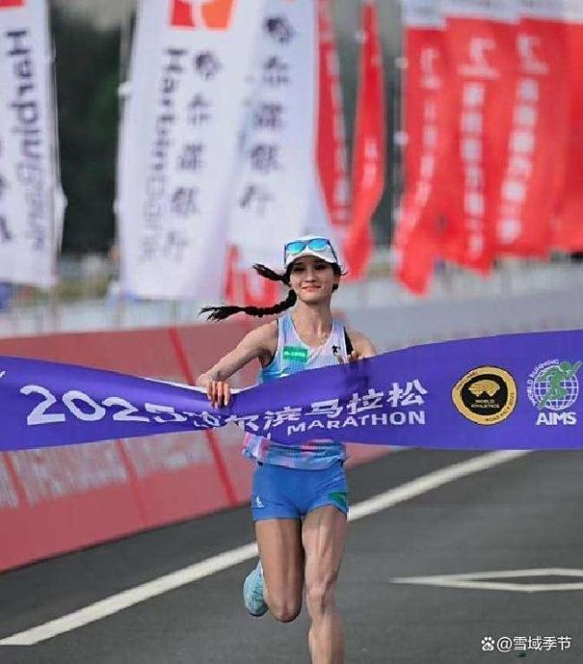 女子参加马拉松比赛边跑边吃 东北特色流水席引发热议