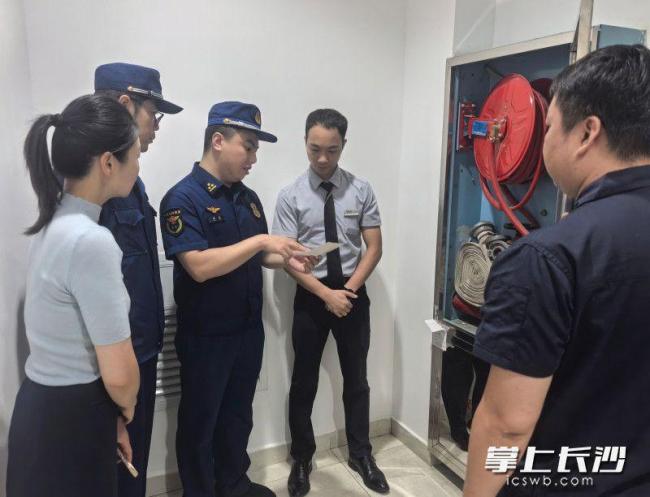 长沙消防帮助指导企业查找隐患 推出“消防服务预约”平台