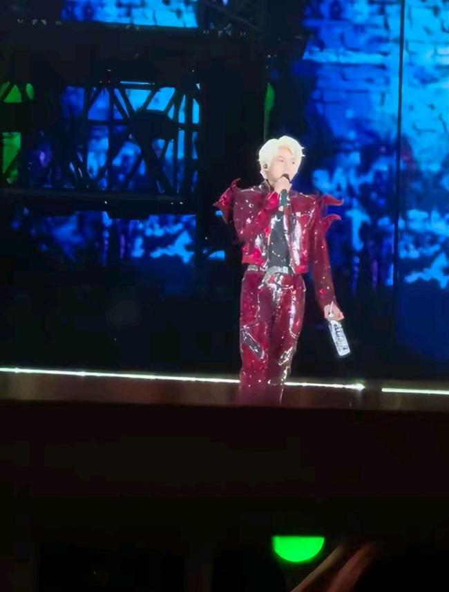 王源00后鸟巢第一人 燃爆宇宙演唱会