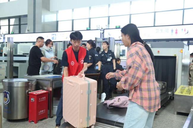 河南两趟高铁列车成“学生专列” 青春启航新学期