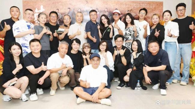 《生万物》庆功宴合照曝光