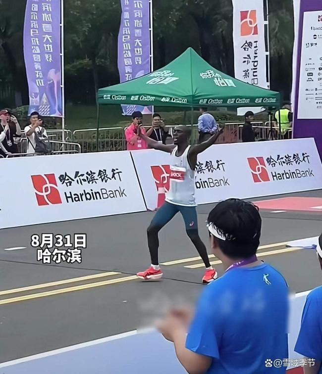 女子参加马拉松比赛边跑边吃 东北特色流水席引发热议