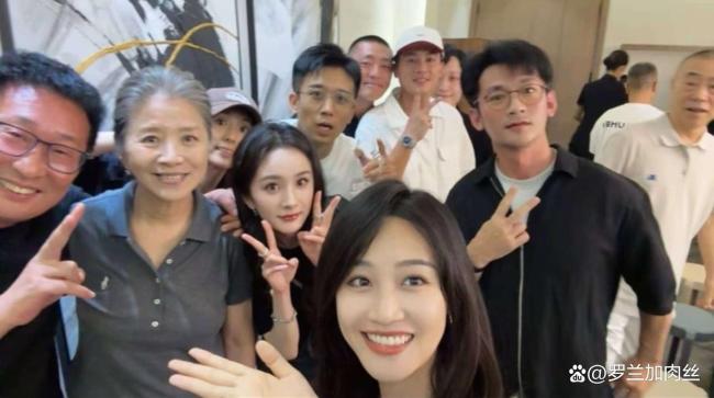 生万物庆功宴大合照 快意氛围见证剧组情深