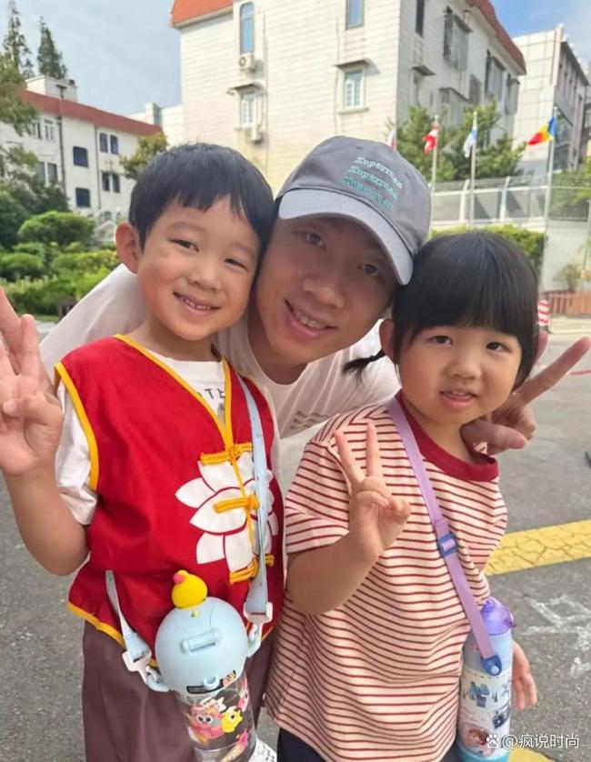 许昕送儿子女儿去学校 父母解放时刻