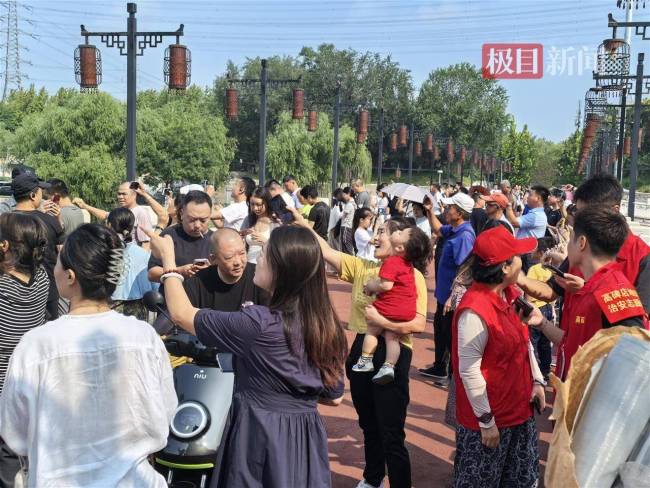 北京市民注视战机从头顶飞过