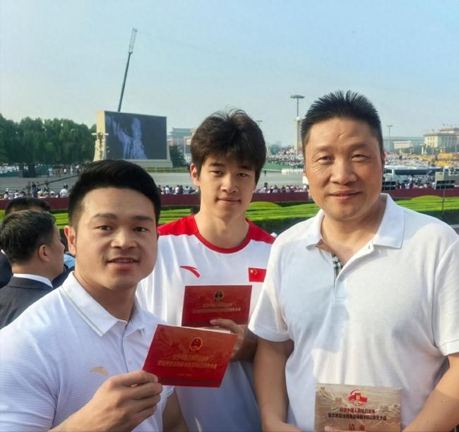 杜江甄子丹齊齊現(xiàn)身93大閱兵觀禮，發(fā)文高呼祖國萬歲，采訪時難掩激動