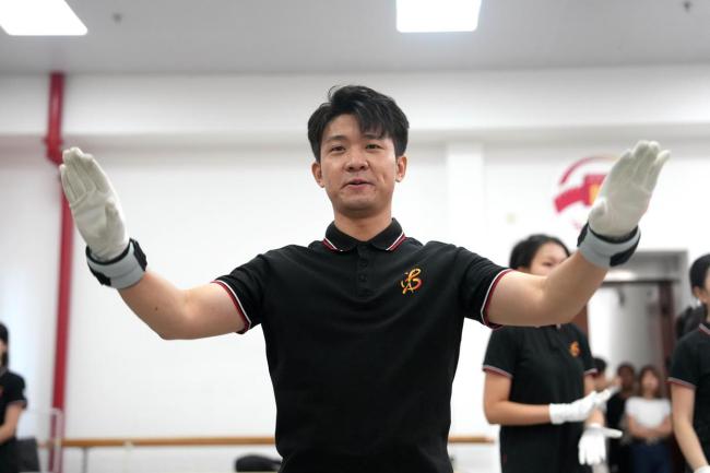 退役大学生士兵天安门广场圆指挥梦