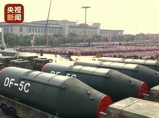 甄子丹首次现场观看阅兵