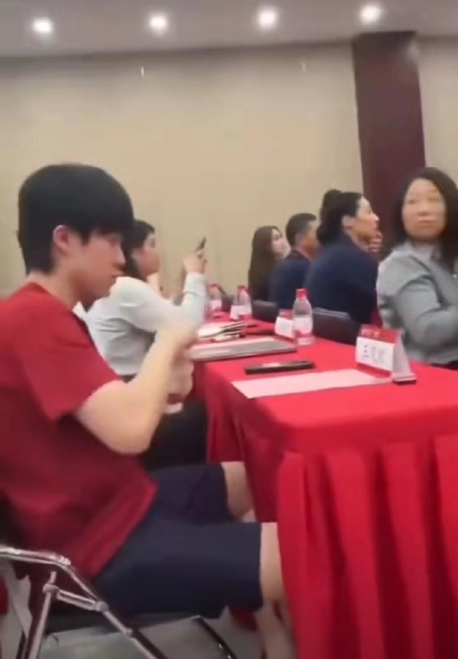 王楚钦穿校服参加北京大学研究生开学仪式