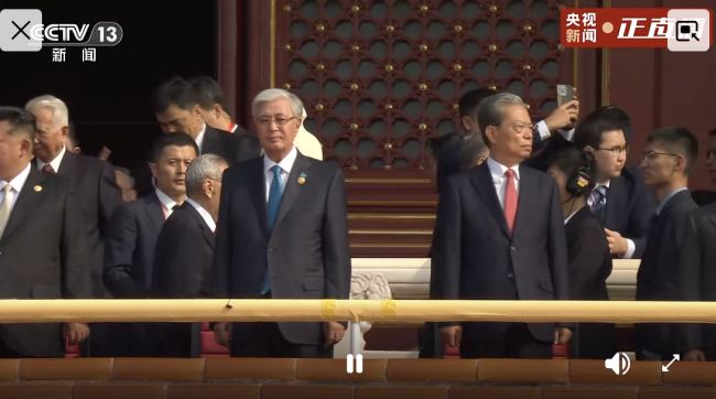 各国嘉宾登上天安门城楼