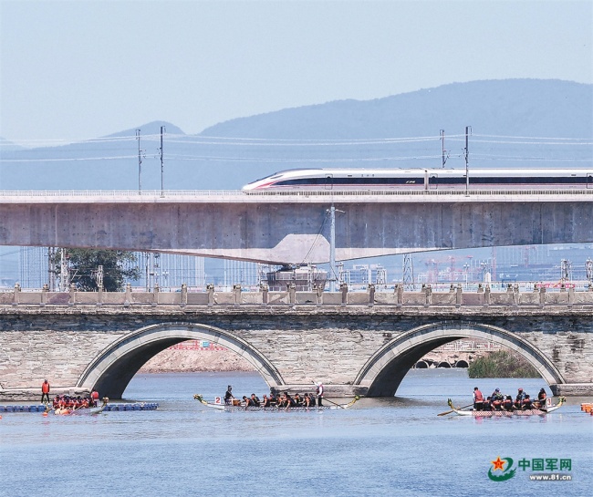 复兴号高铁从卢沟桥旁驶过 历史与现代交汇