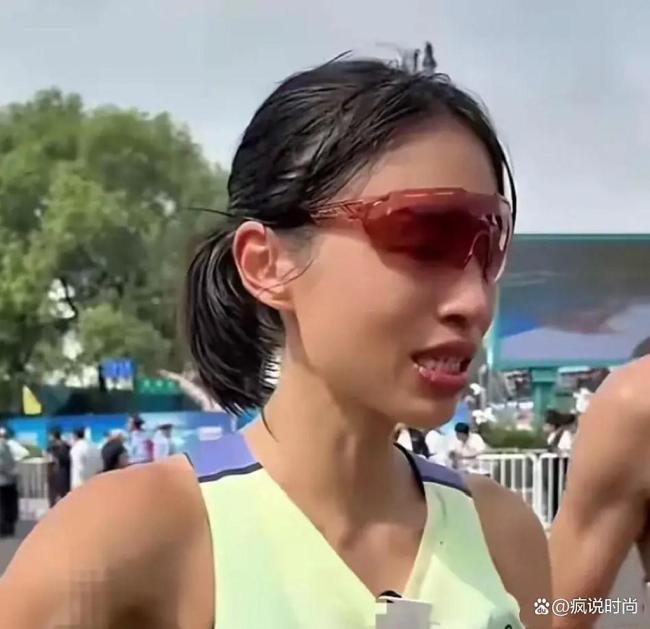 “最快女护士”商品橱窗已清空 公私界限引争议