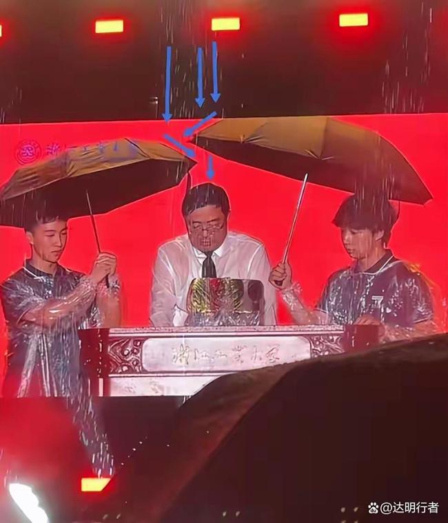 浙工大校长雨中致辞 学生“搞笑”撑伞