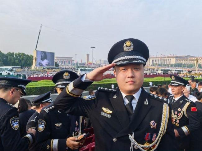 两位上海公安民警受邀观礼 荣耀与责任并肩