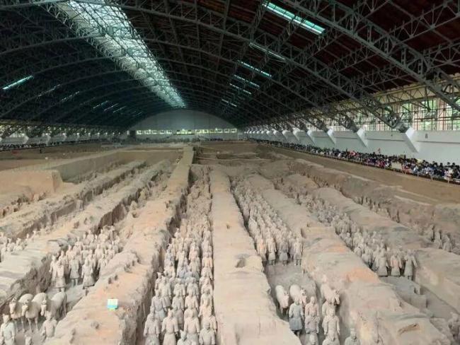 兵马俑一号坑为啥有个大洞？网友脑洞大开：盗洞？古墓葬？员工通道？