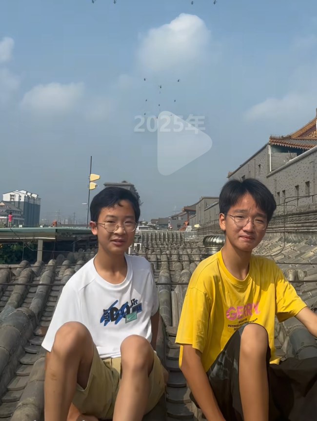 兄弟俩十年三次屋顶看阅兵 见证成长与强大