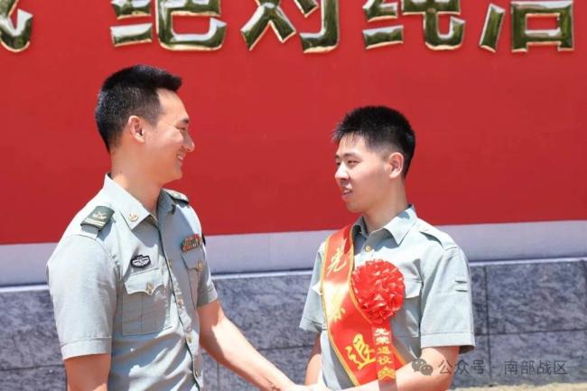 泪目！退伍老兵摘下肩章告别军营热泪盈眶