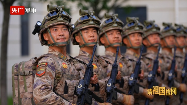 受阅战车里为何放着一双新皮鞋 圆梦天安门