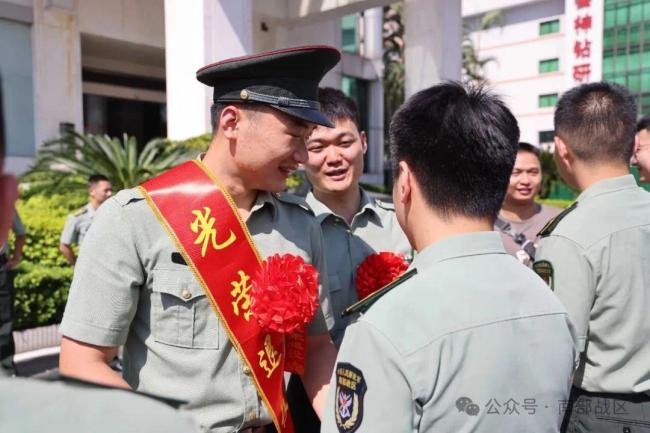 泪目！退伍老兵摘下肩章告别军营热泪盈眶