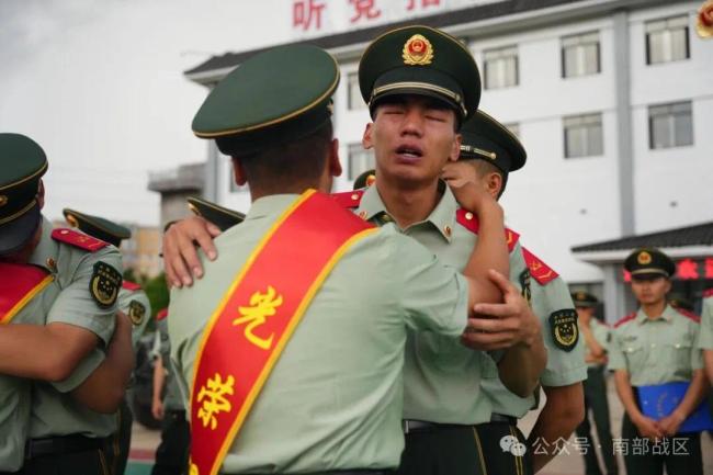 泪目！退伍老兵摘下肩章告别军营热泪盈眶