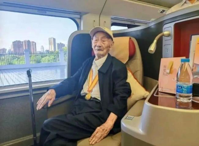 列车突然广播，全车人为他们鼓掌！