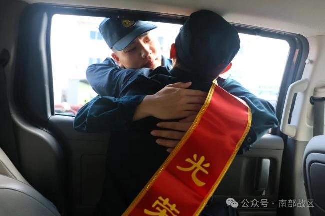 泪目！退伍老兵摘下肩章告别军营热泪盈眶